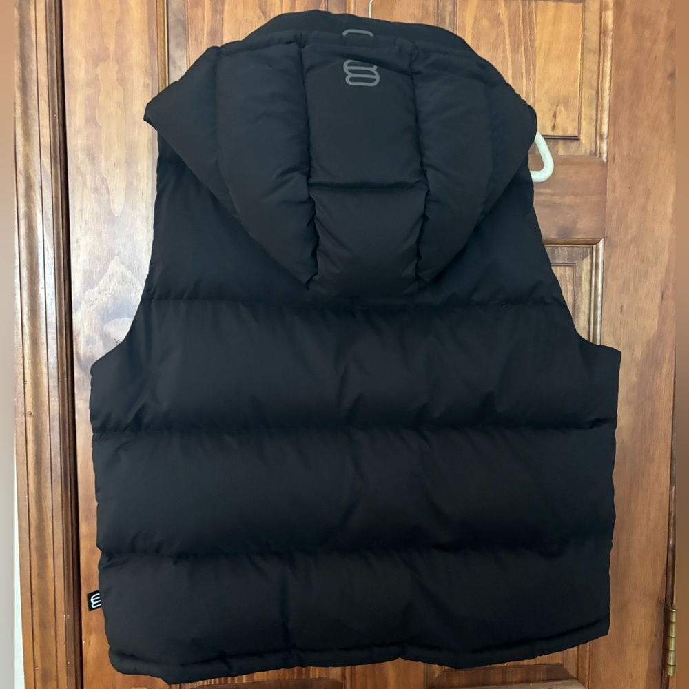 The Aritzia Super Puff Black vest climate - Picture 2 of 3